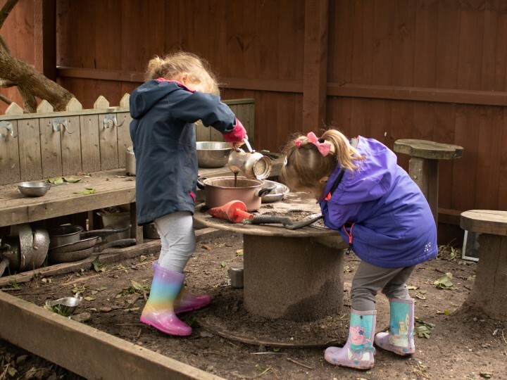 playing-in-the-mud-kitchen