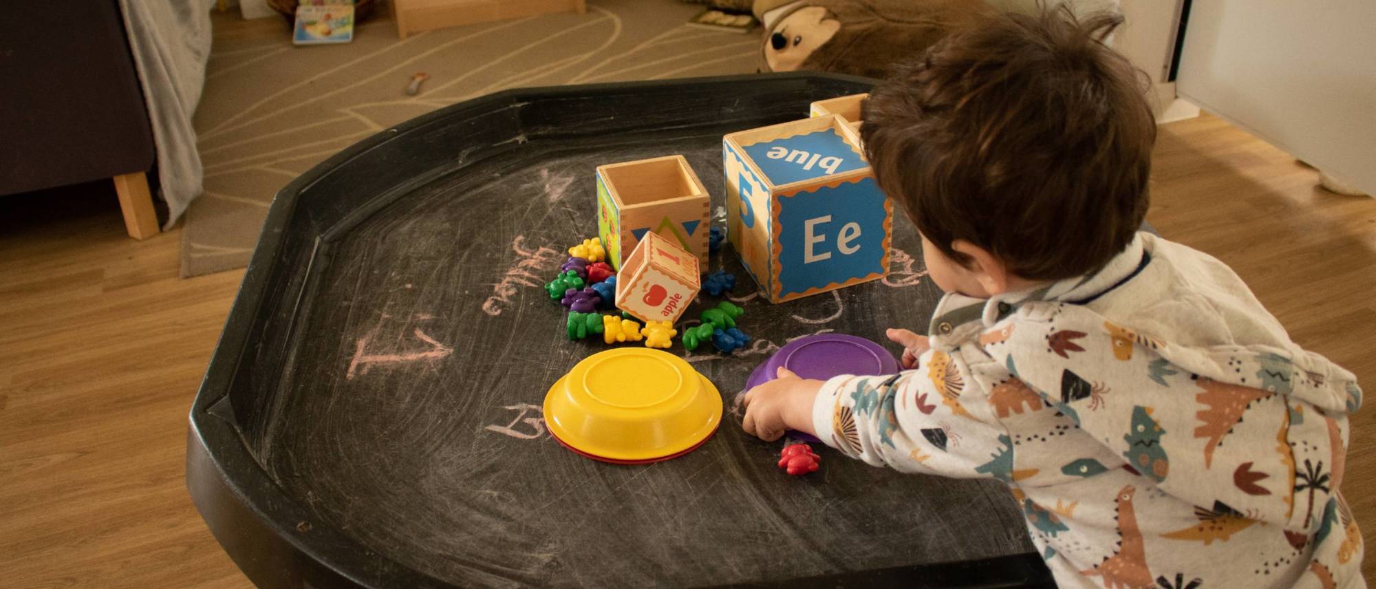 boy-plays-with-tuff-tray